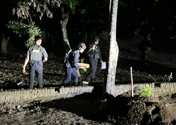 Tim Gegana Polda DIY saat mengevakuasi benda diduga granat yang ditemukan di Lapangan Voli Dusun Tobratan, Wirokerten, Banguntapan, Bantul