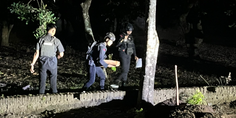 Tim Gegana Polda DIY saat mengevakuasi benda diduga granat yang ditemukan di Lapangan Voli Dusun Tobratan, Wirokerten, Banguntapan, Bantul