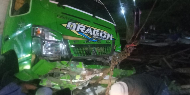 Truk Muatan Ayam Terguling Tengah Malam di Sedayu