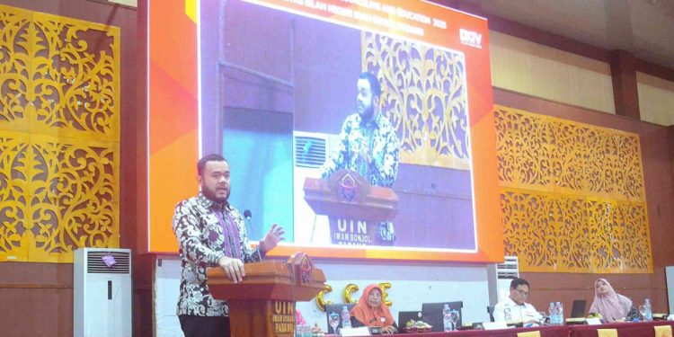 Fadly Amran Ajak Gen Z Ubah Media Sosial Jadi Ruang Belajar dalam ICCE 2 UIN Imam Bonjol