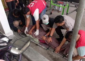 Tim Medis Melakukan Evaluasi Jenazah Seorang Pria Warga Bantul yang meninggal mendadak