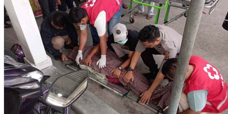 Tim Medis Melakukan Evaluasi Jenazah Seorang Pria Warga Bantul yang meninggal mendadak