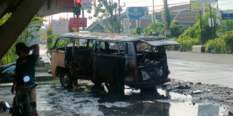 kebakaran satu unit mobil VW di Jalan Wates Klangon Argosari Sedayu Bantul