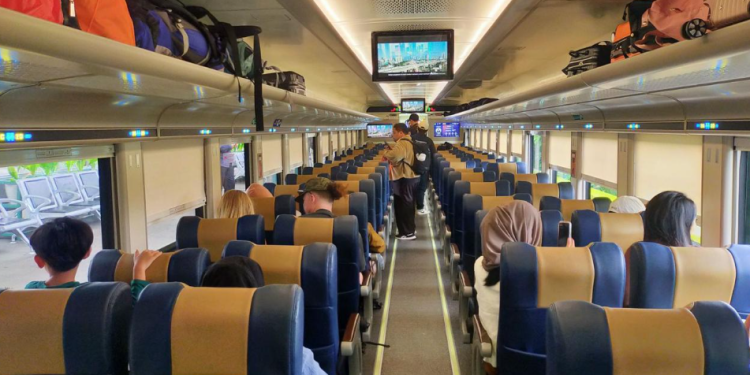 kereta ekonomi stainless steel new generation KAI dengan kursi ergonomis