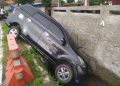 mobil Toyota Avanza kecelakaan tunggal dan tercebur ke sungai di wilayah Pundong