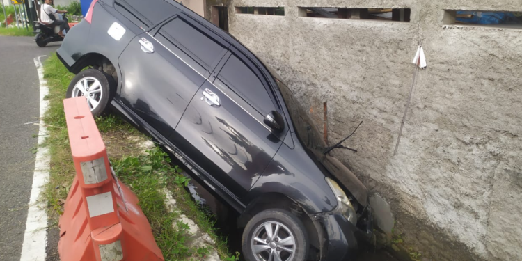 mobil Toyota Avanza kecelakaan tunggal dan tercebur ke sungai di wilayah Pundong