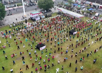 warga memadati Lapangan Paseban Bantul untuk mengikuti senam bersama dalam rangka Car Free Day peringatan Hari Bhayangkara ke-79 yang digelar Polres Bantul