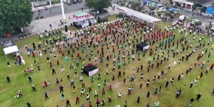 warga memadati Lapangan Paseban Bantul untuk mengikuti senam bersama dalam rangka Car Free Day peringatan Hari Bhayangkara ke-79 yang digelar Polres Bantul
