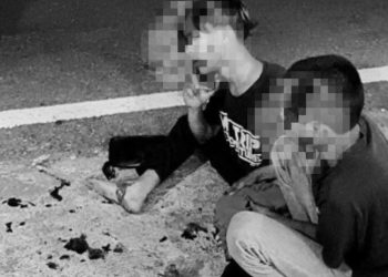 Dua remaja tampak duduk di pinggir Jalan Piyungan–Prambanan usai insiden penganiayaan brutal yang terjadi pada Rabu dini hari