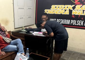 Pelaku pencurian pakaian dalam menandatangani surat pernyataan permintaan maaf di hadapan petugas Unit Reskrim Polsek Kretek, disaksikan oleh korban dan keluarganya