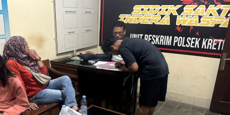 Pelaku pencurian pakaian dalam menandatangani surat pernyataan permintaan maaf di hadapan petugas Unit Reskrim Polsek Kretek, disaksikan oleh korban dan keluarganya