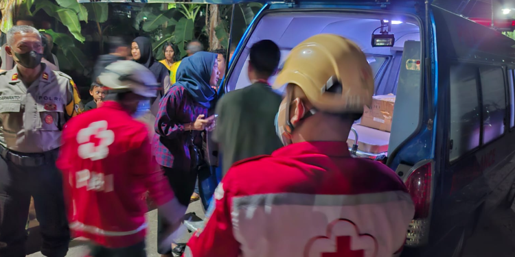 Petugas PMI bersama aparat kepolisian dan warga saat mengevakuasi jasad bayi yang ditemukan membusuk di dalam karung di kebun wilayah Muron, Nayan, Maguwoharjo, Depok, Sleman