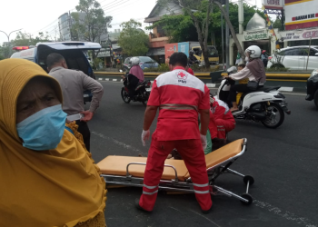 Petugas PMI dibantu aparat kepolisian mengevakuasi korban kecelakaan tabrak lari di depan Bank Mandiri, Jalan Jenderal Sudirman, Bantul