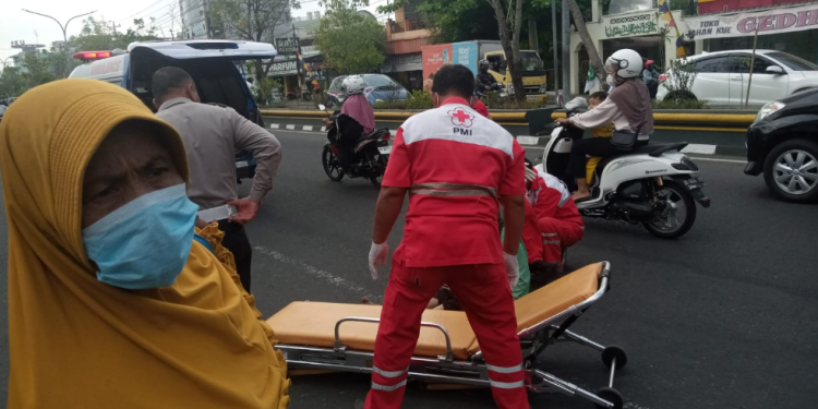 Petugas PMI dibantu aparat kepolisian mengevakuasi korban kecelakaan tabrak lari di depan Bank Mandiri, Jalan Jenderal Sudirman, Bantul
