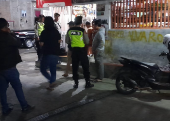 Petugas Polsek Berbah bersama tim KRYD saat menggelar operasi cipta kondisi di sebuah warung di Padukuhan Kuton, Tegaltirto, Berbah, Sleman