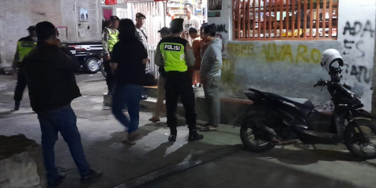 Petugas Polsek Berbah bersama tim KRYD saat menggelar operasi cipta kondisi di sebuah warung di Padukuhan Kuton, Tegaltirto, Berbah, Sleman