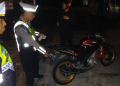 Petugas Satlantas Polres Bantul saat menindak pengendara sepeda motor yang melanggar aturan dalam Operasi Patuh Progo 2025
