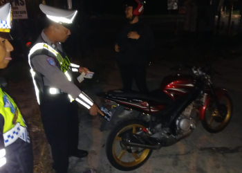Petugas Satlantas Polres Bantul saat menindak pengendara sepeda motor yang melanggar aturan dalam Operasi Patuh Progo 2025