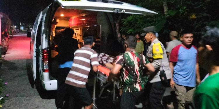 Petugas bersama warga mengevakuasi korban kecelakaan tertemper KA Bandara YIA di Padukuhan Malangan, Sentolo, Kulonprogo