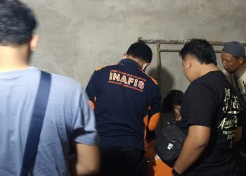 Petugas dari Inafis Polres Bantul bersama tim relawan dan BPBD melakukan pemeriksaan di lokasi kejadian kecelakaan kerja di Dusun Ngebel, Tamantirto, Kasihan, Bantul