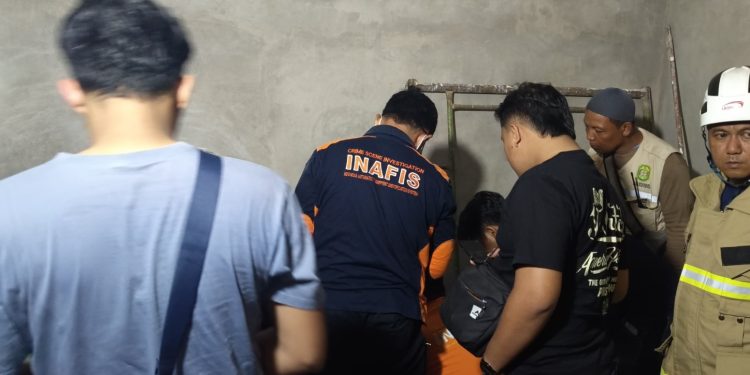 Petugas dari Inafis Polres Bantul bersama tim relawan dan BPBD melakukan pemeriksaan di lokasi kejadian kecelakaan kerja di Dusun Ngebel, Tamantirto, Kasihan, Bantul