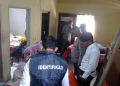 Petugas kepolisian bersama tim identifikasi melakukan olah tempat kejadian perkara di rumah korban gantung diri di Cembing, Trimulyo, Jetis, Bantul