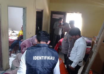 Petugas kepolisian bersama tim identifikasi melakukan olah tempat kejadian perkara di rumah korban gantung diri di Cembing, Trimulyo, Jetis, Bantul