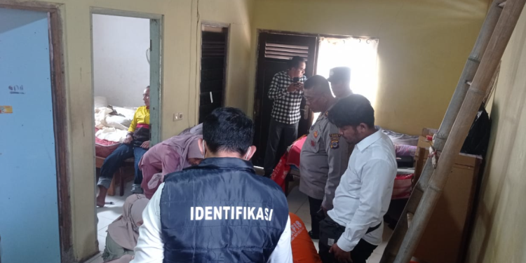 Petugas kepolisian bersama tim identifikasi melakukan olah tempat kejadian perkara di rumah korban gantung diri di Cembing, Trimulyo, Jetis, Bantul