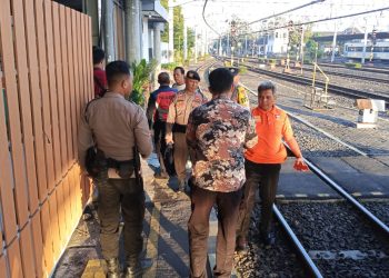 Petugas kepolisian bersama tim keamanan dan petugas stasiun melakukan olah tempat kejadian perkara (TKP) di lokasi kecelakaan KRL Commuter Line di Stasiun Lempuyangan, Yogyakarta, Kamis (10/7/2025) pagi.
