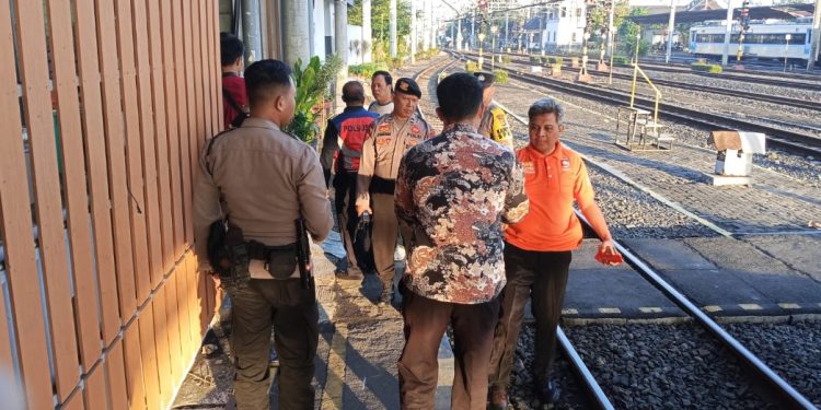 Petugas kepolisian bersama tim keamanan dan petugas stasiun melakukan olah tempat kejadian perkara (TKP) di lokasi kecelakaan KRL Commuter Line di Stasiun Lempuyangan, Yogyakarta, Kamis (10/7/2025) pagi.