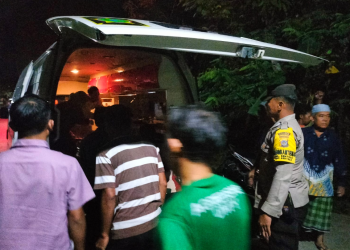 Petugas kepolisian bersama warga melakukan evakuasi jenazah korban kecelakaan kereta api di Padukuhan Malangan, Sentolo, Kulon Progo