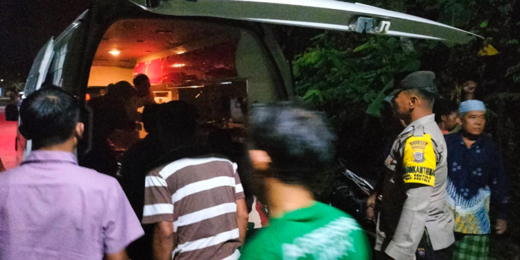 Petugas kepolisian bersama warga melakukan evakuasi jenazah korban kecelakaan kereta api di Padukuhan Malangan, Sentolo, Kulon Progo