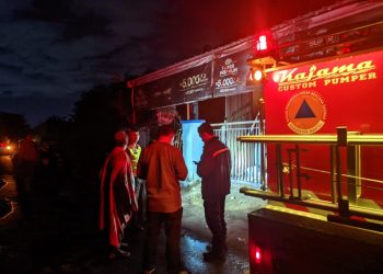 Petugas pemadam kebakaran bersama aparat kepolisian dan warga setempat berada di lokasi kebakaran warung kelontong milik Ibu Lastri di Padukuhan Ngablak, Sitimulyo, Piyungan, Bantul