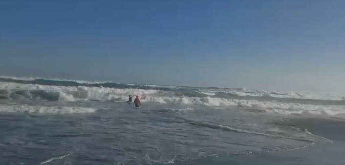 Petugas rescue Satlinmas Wilayah III Parangtritis berenang ke tengah laut untuk menyelamatkan wisatawan yang terseret ombak