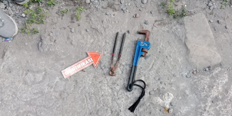 Polisi melakukan identifikasi terhadap barang bukti berupa kunci pipa dan catut yang masih menempel pada kabel saat korban ditemukan