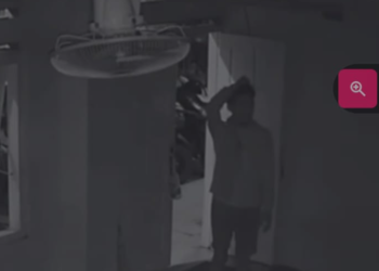 Rekaman CCTV memperlihatkan sosok pria tak dikenal yang diduga pelaku pencurian saat memasuki ruang tamu Pondok Pesantren Al Munawir, Komplek Madrasah HUFFADH 1, Panggungharjo, Sewon, Bantul