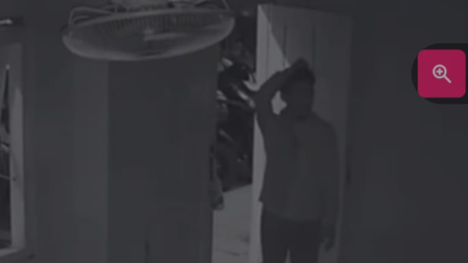 Rekaman CCTV memperlihatkan sosok pria tak dikenal yang diduga pelaku pencurian saat memasuki ruang tamu Pondok Pesantren Al Munawir, Komplek Madrasah HUFFADH 1, Panggungharjo, Sewon, Bantul