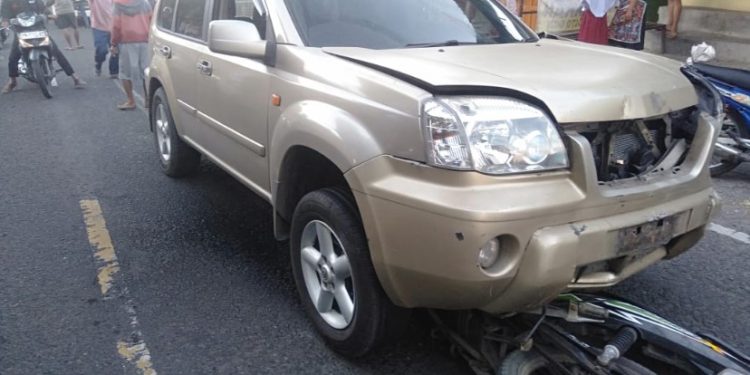 Sebuah mobil Nissan X-Trail menabrak beberapa kendaraan hingga menyebabkan kecelakaan di Jalan Parangtritis Km 24, Kretek, Bantul