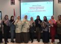 Sejumlah tenaga kesehatan dan peserta berfoto bersama usai kegiatan Deteksi Dini Kanker Serviks dan Skrining Payudara di RSIY PDHI