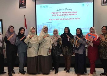 Sejumlah tenaga kesehatan dan peserta berfoto bersama usai kegiatan Deteksi Dini Kanker Serviks dan Skrining Payudara di RSIY PDHI