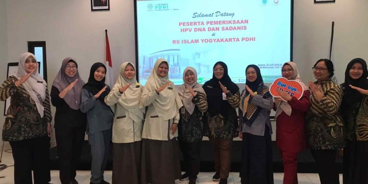 Sejumlah tenaga kesehatan dan peserta berfoto bersama usai kegiatan Deteksi Dini Kanker Serviks dan Skrining Payudara di RSIY PDHI