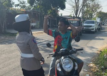 Seorang anggota Satlantas Polres Bantul Operasi Patuh Progo 2025