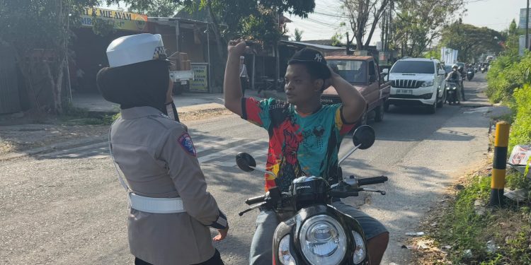 Seorang anggota Satlantas Polres Bantul Operasi Patuh Progo 2025