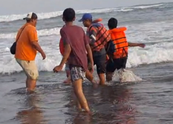 TIM SAR menyelamatkan korban terseret ombak Pantai Parangtritis