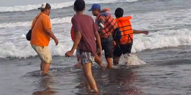 TIM SAR menyelamatkan korban terseret ombak Pantai Parangtritis