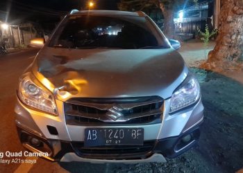 Tampak bagian depan mobil Suzuki AB 1240 BF mengalami kerusakan usai menabrak pejalan kaki di depan toko Clandys, Jalan Bantul