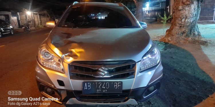 Tampak bagian depan mobil Suzuki AB 1240 BF mengalami kerusakan usai menabrak pejalan kaki di depan toko Clandys, Jalan Bantul