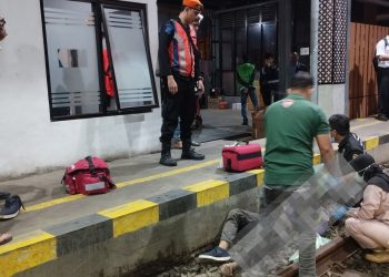 Tim medis memberikan pertolongan pertama kepada korban terserempet KRL di jalur rel Stasiun Lempuyangan, Yogyakarta, Kamis (1072025) pagi