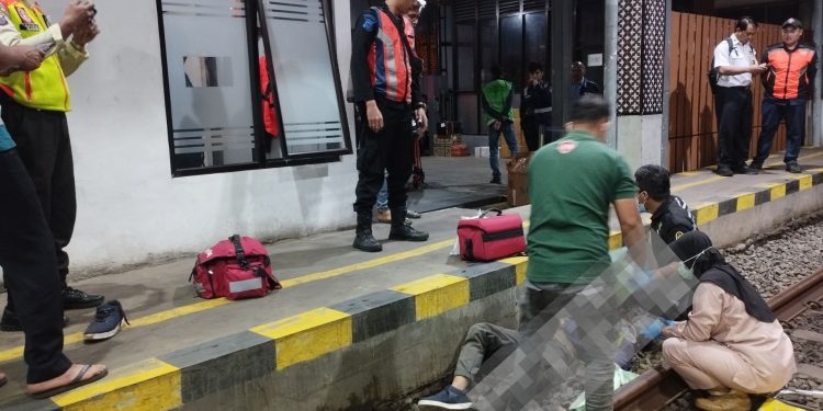 Tim medis memberikan pertolongan pertama kepada korban terserempet KRL di jalur rel Stasiun Lempuyangan, Yogyakarta, Kamis (1072025) pagi