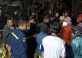 Warga bersama petugas kepolisian dan tenaga medis berkumpul di lokasi kejadian penemuan seorang pekerja proyek yang meninggal mendadak di Dusun Gatak, Tamantirto, Kasihan, Bantul